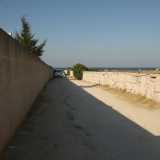 ...visto che pi� o meno a 150 metri dall�entrata si apre un sentiero che porta finalmente al mare (il primo dopo un chilometro e mezzo di camminata)